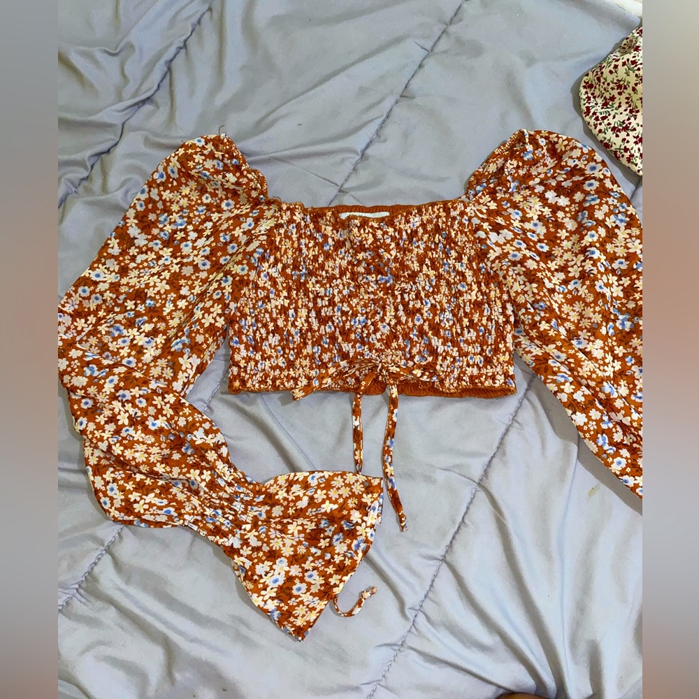 Flowery crop top with sleeves